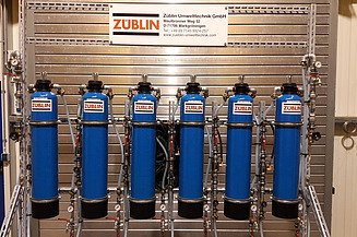 Versuchsanlage mit sechs Filterkartuschen zur Erprobung unterschiedlicher Filtermedien Versuchsanlage mit sechs Filterkartuschen zur Erprobung unterschiedlicher Filtermedien