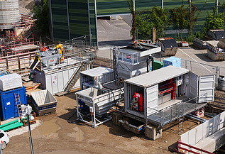 Bild der Schlammentwässerungsanlage neben dem neuen U-Bahn-Schacht