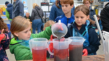 Foto von Kindern, die im ersten Schritt das Dreckwasser selbst herstellen