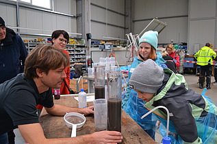 Foto von Kindern, die Einblick in die Verfahrenstechnik der Wasserreinigung erhalten