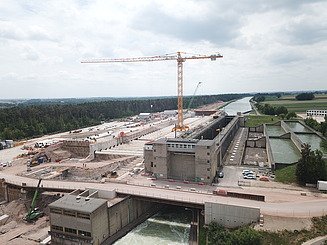 Bild der bestehenden Schleuse Kriegenbrunn und des Ersatzneubaus