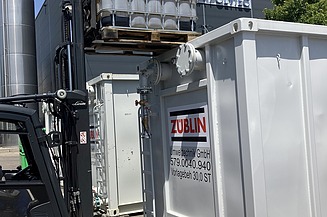 Eingabe des belasteten Spülwassers in die Pumpvorlage der Kompaktanlage.