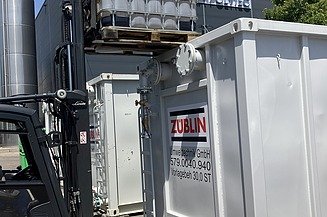 Eingabe des belasteten Spühlwassers in die Pumpvorlage der Kompaktanlage.