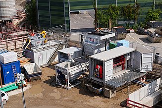 Bild der Schlammentwässerungsanlage neben dem neuen U-Bahn-Schacht