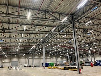 Produktions- und Lagerhalle mit Sprinkler- und Löschwasseranlage.