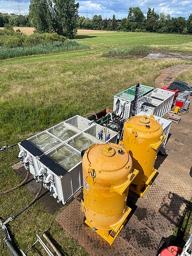 Bild einer weiteren Enteisenungsanlage an der Baugrube eines neu zu erbauenden Strommasts