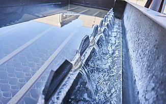 Nahaufnahme des ablaufendem klaren Wassers am Schrägklärer