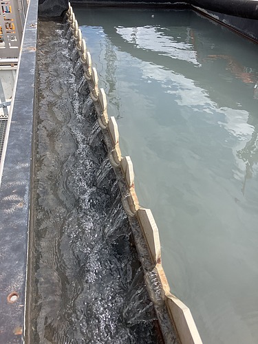 Bild vom Überlauf des klaren gereinigten Wassers am Schrägklärer