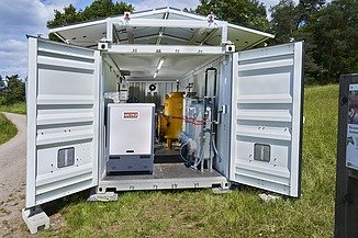 Speicher und Dieselaggregat, neben der eigentlichen Reinigungstechnik für das Grundwasser
