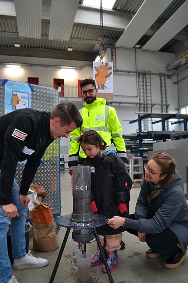 Foto von Kindern, die Einblick in die Verfahrenstechnik der Wasserreinigung erhalten