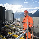 Sören Rösner auf der Anlage mit beeindruckendem Bergpanorama