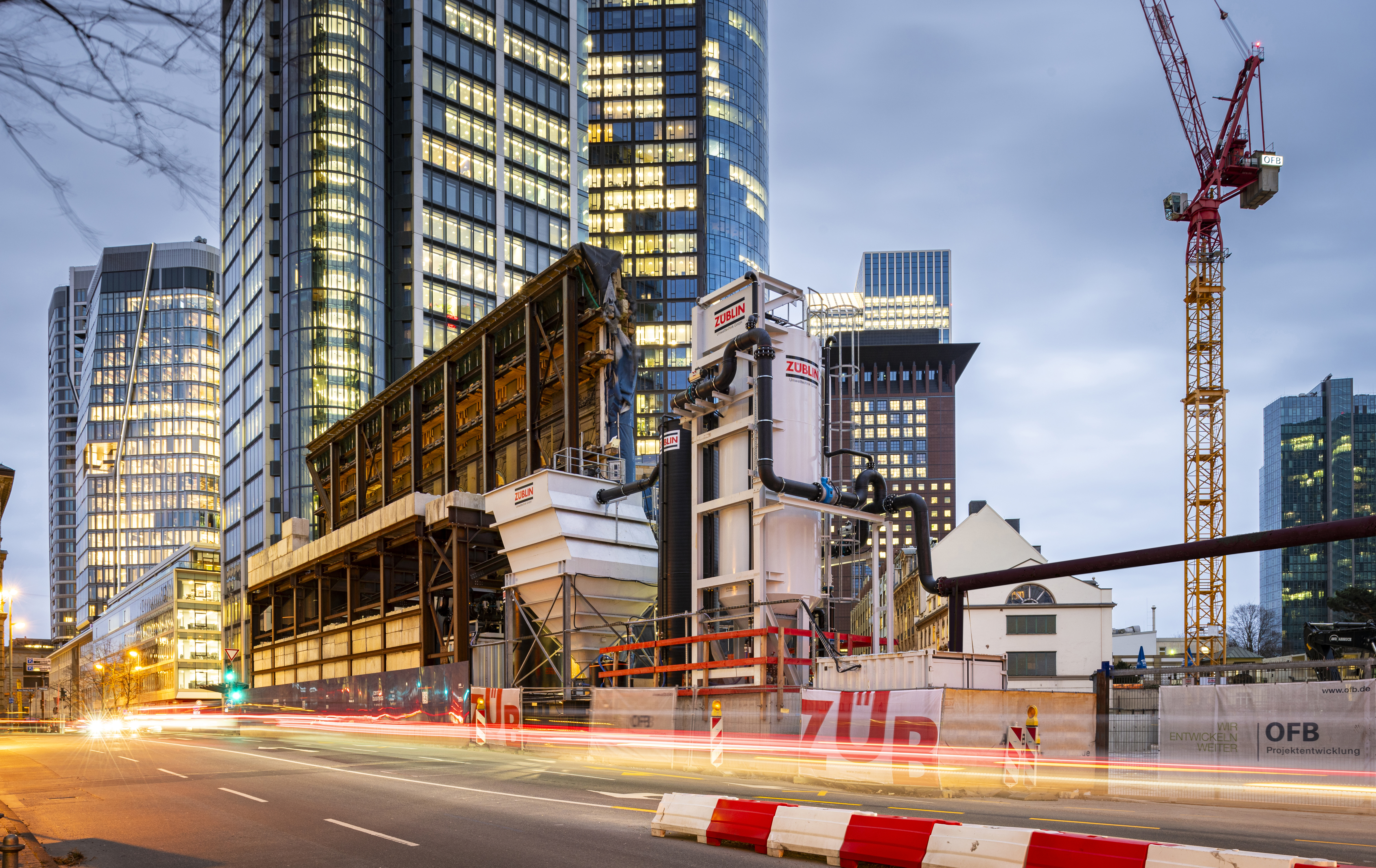Bild der Bauwasserreinigungsanlage in der Abenddämmerung