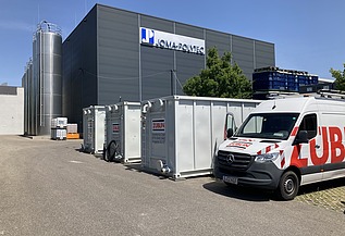 PFAS-COMPACT mit Vorlagebehältern und Reinwasserbehälter zur Reinigung der Spülwässer