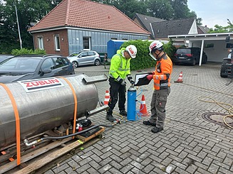 Injektion der Bakterienkulturen.