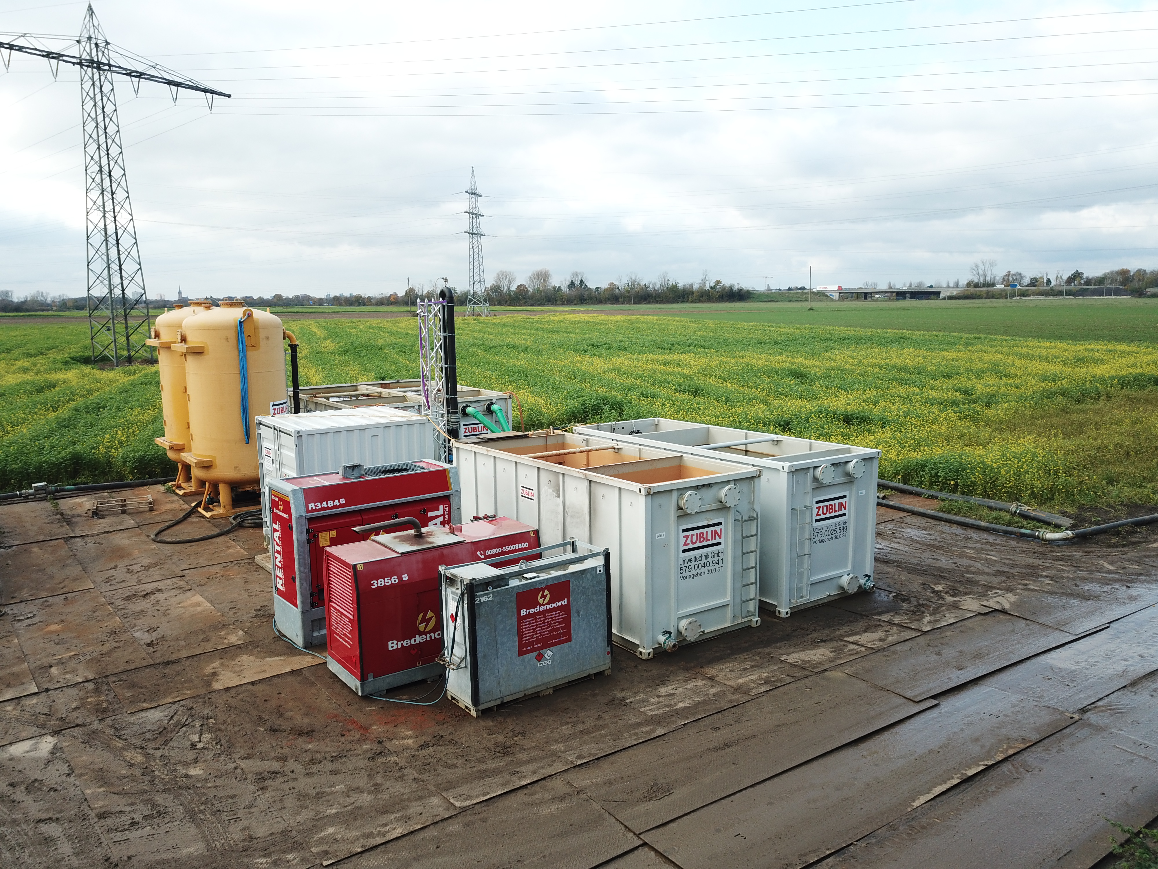 Bild der Bauwasserreinigungsanlage unter der neuen Stromtrasse