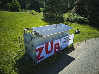 Autarke Stromversorgung über PV-Module auf dem Containerdach.
