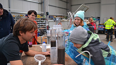 Foto von Kindern, die Einblick in die Verfahrenstechnik der Wasserreinigung erhalten