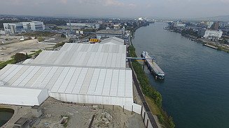 Gekapselte Verladestation am Schiffsanleger