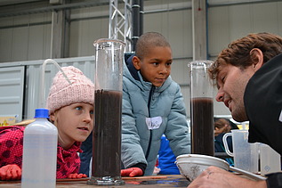 Foto von Kindern, die Einblick in die Verfahrenstechnik der Wasserreinigung erhalten