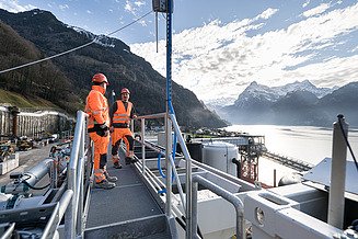 Bild von zwei Mitarbeitern der Züblin Umwelttechnik auf der Anlage