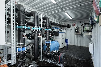 Bild der Pump- und Analysetechnik verbaut in einem Container