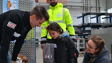 Foto von Kindern, die Einblick in die Verfahrenstechnik der Wasserreinigung erhalten
