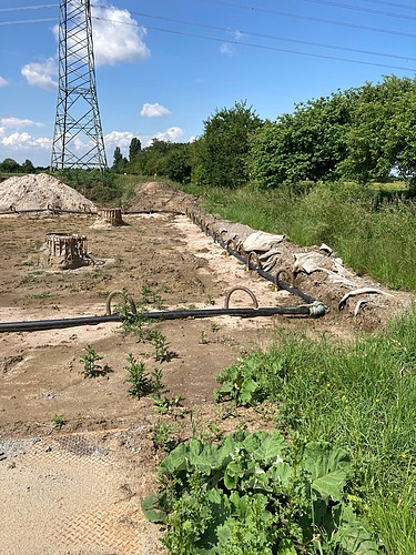 Bild einer Baugrube eines neu zu erbauenden Strommasts