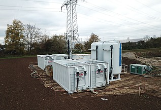 Bild der Bauwasserreinigungsanlage unter der neuen Stromtrasse