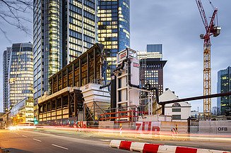 Foto einer Bauwasserreinigunganlage mit der Frankfurter Skyline im Hintergund