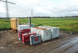 Bild der Bauwasserreinigungsanlage unter der neuen Stromtrasse