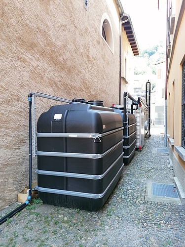 Grundwasserreinigungsanlage in enger Gasse der Altstadt