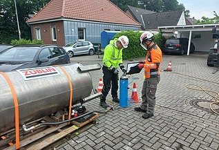 Injektion der Bakterienkulturen.