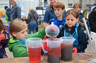Foto von Kindern, die im ersten Schritt das Dreckwasser selbst herstellen