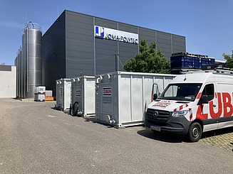 PFAS-COMPACT mit Vorlagebehältern und Reinwasserbehälter zur Reinigung der Spülwässer