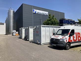 PFAS-COMPACT mit Vorlagebehältern und Reinwasserbehälter zur Reinigung der Spülwässer