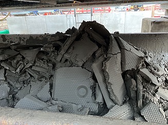 Bild des entwässerten Schlamms nach der Kammerfilterpresse