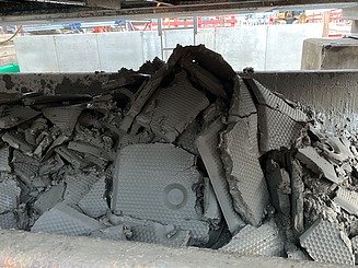 Bild des entwässerten Schlamms nach der Kammerfilterpresse