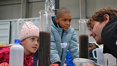 Foto von Kindern, die Einblick in die Verfahrenstechnik der Wasserreinigung erhalten