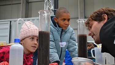 Foto von Kindern, die Einblick in die Verfahrenstechnik der Wasserreinigung erhalten