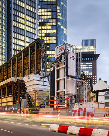 Bild der Bauwasserreinigungsanlage in der Abenddämmerung