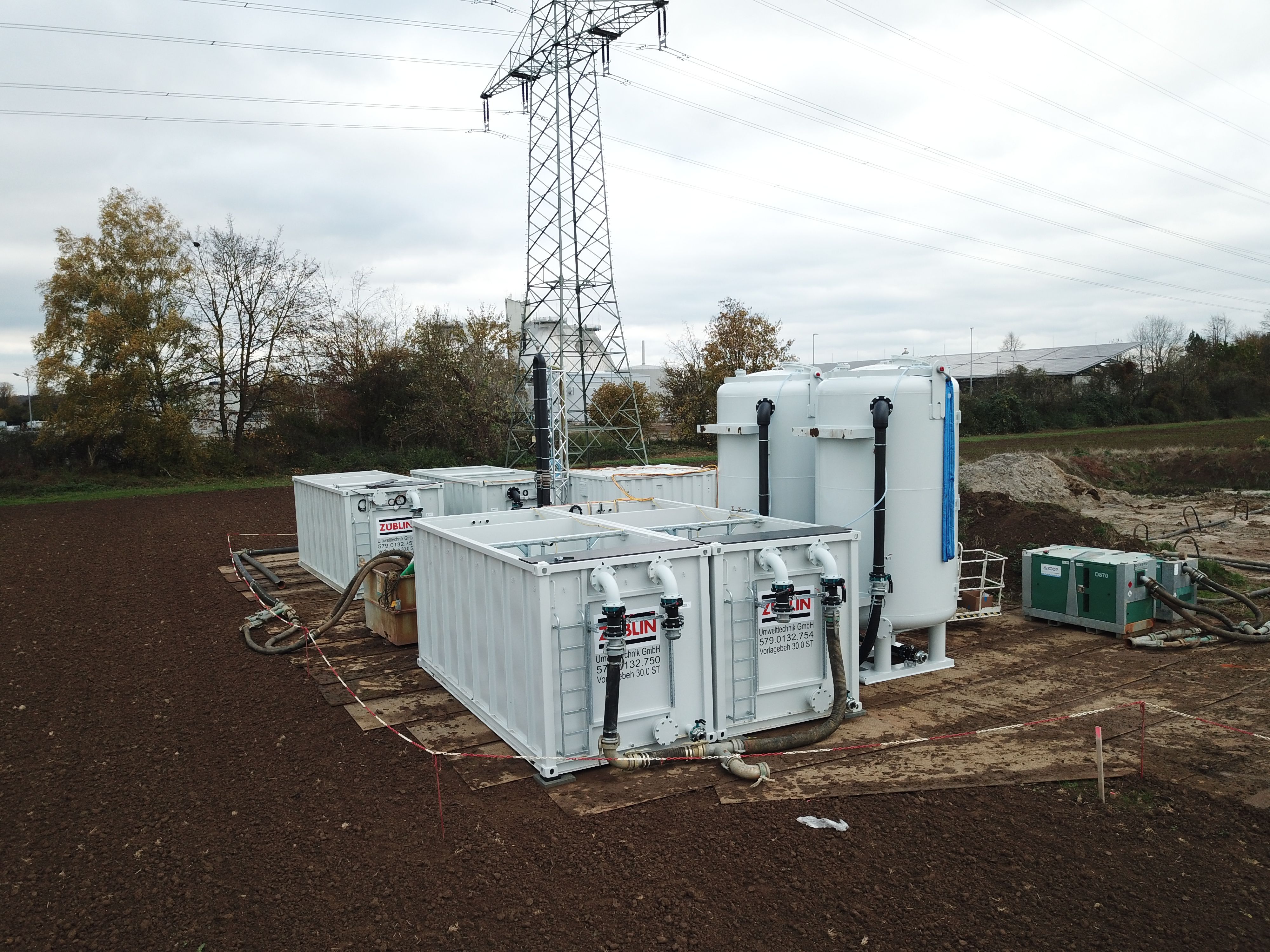 Bild der Bauwasserreinigungsanlage unter der neuen Stromtrasse